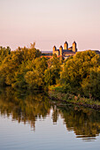 Blick über Fluss Main zur Benediktinerabtei Münsterschwarzach bei Sonnenuntergang, Schwarzach am Main, Franken, Bayern, Deutschland