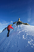Several persons ascending on glacier towards Gran Paradiso, Gran Paradiso, Gran Paradiso Nationalpark, Graian Alps range, valley of Aosta, Aosta, Italy