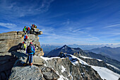 Mehrere Personen steigen am Grat zum Gran Paradiso auf, Gran Paradiso, Nationalpark Gran Paradiso, Grajische Alpen, Aostatal, Aosta, Italien