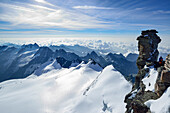 Felsturm am Südgrat des Gran Paradiso mit Blick über den Ghiacciaio della Tribolazione, Gran Paradiso, Nationalpark Gran Paradiso, Grajische Alpen, Aostatal, Aosta, Italien