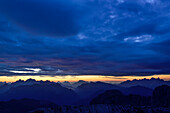 Dunkle Wolken über Dolomitenkette mit Marmolada, Antelao, Pelmo, Civetta und Pala, Latemar-Hütte, Rifugio Torre di Pisa, Latemar, Dolomiten, UNESCO Welterbe Dolomiten, Trentino, Italien