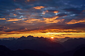Sonnenaufgang über Dolomitenkette mit Marmolada, Antelao, Pelmo und Civetta, Latemar-Hütte, Rifugio Torre di Pisa, Latemar, Dolomiten, UNESCO Welterbe Dolomiten, Trentino, Italien