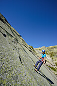Frau beim Klettern seilt ab, Azalee Beach, Grimselpass, Berner Oberland, Schweiz