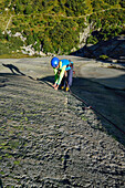 Frau klettert an Granitplatten, Sektor Crow, Grimselpass, Berner Oberland, Schweiz