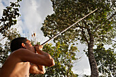 Einheimischer bei der Jagd auf Vögel, Acopan Tepui, Macizo de Chimanta, Venezuela
