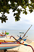 Traditionelle bunte Fischerboote, am Strand, Sanur, Denpasar, Bali, Indonesien