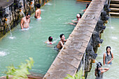 Einheimische baden in heißen Quellen (Air Panas), Banjar Tegeha, Buleleng, Bali, Indonesien