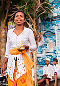 Dorfbewohner in festlicher Kleidung auf einem Odalan Tempelfest, Iseh, Sidemen, Karangasem, Bali, Indonesien
