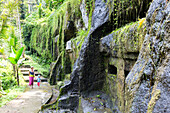 Mutter und Sohn besichtigen Heiligtum Pura Gunung Kawi, Tampaksiring, bei Ubud, Bali, Indonesien