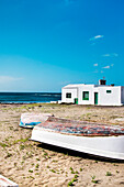 Boote und Haus am Strand, Playa Honda, Lanzarote, Kanarische Inseln, Spanien