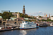 Ausflugsboot und Schaufelraddampfer Louisiana Star auf Fluss Elbe an den Landungsbrücken St. Pauli, Hamburg, Hamburg, Deutschland, Europa