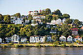 Häuser und Villen am Hang in Blankenese am Ufer von Fluss Elbe, Hamburg, Hamburg, Deutschland, Europa