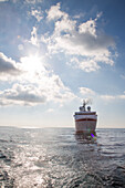 Kreuzfahrtschiff MS Deutschland (Reederei Peter Deilmann) bei voller Fahrt, Insel Capri, Kampanien, Italien, Europa