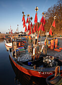 Fischer im Hafen von Klein Zicker, Biosphärenreservat Süd-Ost Rügen, Mönchgut, Insel Rügen, Mecklenburg Vorpommern, Deutschland