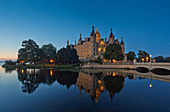 Burgsee und Schloss Schwerin im Abendlicht, Mecklenburg Vorpommern, Deutschland