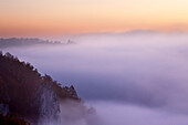 Nebel im Tal der Donau, Blick zum Schloss Werenwag, Naturpark Oberes Donautal, Schwäbische Alb, Baden-Württemberg, Deutschland