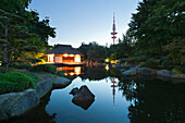 Teehaus im japanischen Garten, Fernsehturm im Hintergrund, Planten un Blomen, Hamburg, Deutschland