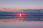 Sonnenuntergang an der Wattlandschaft beim Leuchtturm Westerhever, Halbinsel Eiderstedt, Schleswig-Holstein, Deutschland