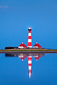 Leuchtturm spiegelt sich im Watt, Leuchtturm Westerhever, Halbinsel Eiderstedt, Schleswig-Holstein, Deutschland