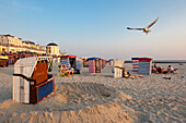 Menschen am Strand, Strandpromenade und Pavillon im Hintergrund, Insel Borkum, Ostfriesland, Niedersachsen, Deutschland