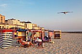 Menschen am Strand, Strandpromenade und Pavillon im Hintergrund, Insel Borkum, Ostfriesland, Niedersachsen, Deutschland