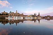 Morgenstimmung, Mond spiegelt sich in der Elbe, Brühlsche Terrasse, Frauenkirche, Ständehaus, Residenzschloss, Hofkirche und Semperoper, Dresden, Sachsen, Deutschland