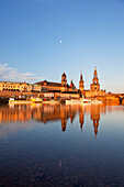 Morgenstimmung, Mond spiegelt sich in der Elbe, Ständehaus, Residenzschloss, Hofkirche, Dresden, Sachsen, Deutschland