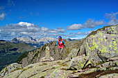 Frau wandert auf Wanderweg mit Rosengarten im Hintergrund, Trans-Lagorai, Lagorai-Höhenweg, Lagorai, Dolomiten, UNESCO Welterbe Dolomiten, Trentino, Italien