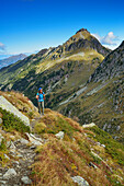 Frau beim Wandern mit Berge im Hintergrund, Trans-Lagorai, Lagorai-Höhenweg, Lagorai, Dolomiten, UNESCO Welterbe Dolomiten, Trentino, Italien