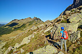 Frau beim Wandern an der Forcella di Valsorda, Trans-Lagorai, Lagorai-Höhenweg, Lagorai, Dolomiten, UNESCO Welterbe Dolomiten, Trentino, Italien