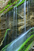 Wasserfall fließt über Felsstufen, Wimbachklamm, Nationalpark Berchtesgaden, Berchtesgaden, Berchtesgadener Alpen, Oberbayern, Bayern, Deutschland