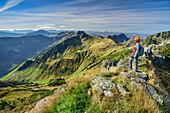Frau steigt über Bergrücken zu Henne auf, Klettersteig Henne, Henne, Kitzbüheler Alpen, Tirol, Österreich