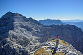 Frau wandert auf Mitterhorn zu, Nurracher Höhenweg, Loferer Steinberge, Tirol, Österreich
