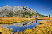 Frau und Mann beim Wandern an Bergsee mit Mandlwand am Hochkönig im Hintergrund, Berchtesgadener Alpen, Salzburg, Österreich