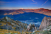 Blick vom Klettergebiet am Mottarone auf Monte Rosa im Wallis, Piemont, Italien