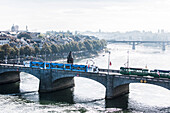 Straßenbahnen überqueren Mittlerer Brücke, Basel, Basel-Stadt, Schweiz