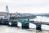 Straßenbahn fährt über Mittlerer Brücke, Basel, Basel-Stadt, Schweiz