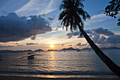 Sonnenuntergang am Strand von El Nido im Bacuit-Archipel, Insel Palawan im Südchinesischen Meer, Philippinen, Asien