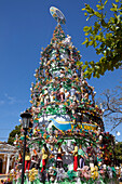 Weihnachtsbaum in der Altstadt von Vigan City, UNESCO-Weltkulturerbe, Provinz Ilocos Sur auf der Hauptinsel Luzon im Inselstaat der Philippinen, Asien