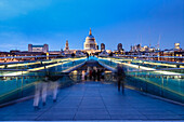 Millennium Bridge at night with St. Paul's cathedral in the background, Themse, City of London, London, England, United Kingdom