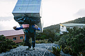 Ein Träger kommt mit seiner Last zur Pantan Hütte, Mount Kinabalu, Borneo, Malaysia