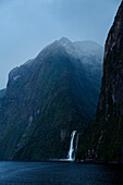 Sterling Falls Wasserfall zwischen den hohen Bergen des Milford Sound, Fiordland National Park, Südinsel, Neuseeland