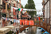 Wäschetrocknen an über Canale, gespannte Wäscheleinen, Stadtteil Castello, Venetien, Venedig, Italien