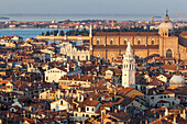 Blick hinüber zum Campo und Basilica dei Santi Giovanni e Paolo, Fassade der Scuola Grande di San Marco, Venedig, Italien
