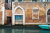 Kanal, Spiegelung, Wasser türkis grün, Tor, Brackwasser, Ziegelmauern, Zerfall, Erosion, Fassade, Venedig, Italien