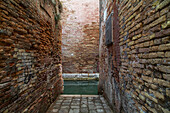 Kanal, kleine Gasse, Sackgasse, Wasser, Brackwasser, Ziegelmauern, Zerfall, Erosion, verloren, Venedig, Italien