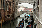 Ponte della Paglia beyond the Bridge of Sighs, background church of San Giorgio Maggiore, gondola, mass tourism, crowds, groups, evening, unromantic, Venice, Italy