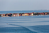 Fischerdorf und Insel Pellestrina, Schutzwall, Lagune von Venedig, Italien