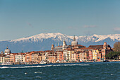 Uferfront von Venedig entlang Riva degli Schavioni, Giardini, im Hintergrund die schneebedeckten Alpen, Venedig, Italien
