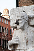 Mann mit der Eisennase, Steinskulptur, Palazzo Mastelli, stellt einen mit Arabien handelnden Kaufmann, Campo dei Mori, Venedig, Italien